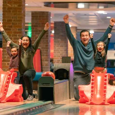 svr_bowlingalley_bowling_family_winter_2023_highres_idarado_14