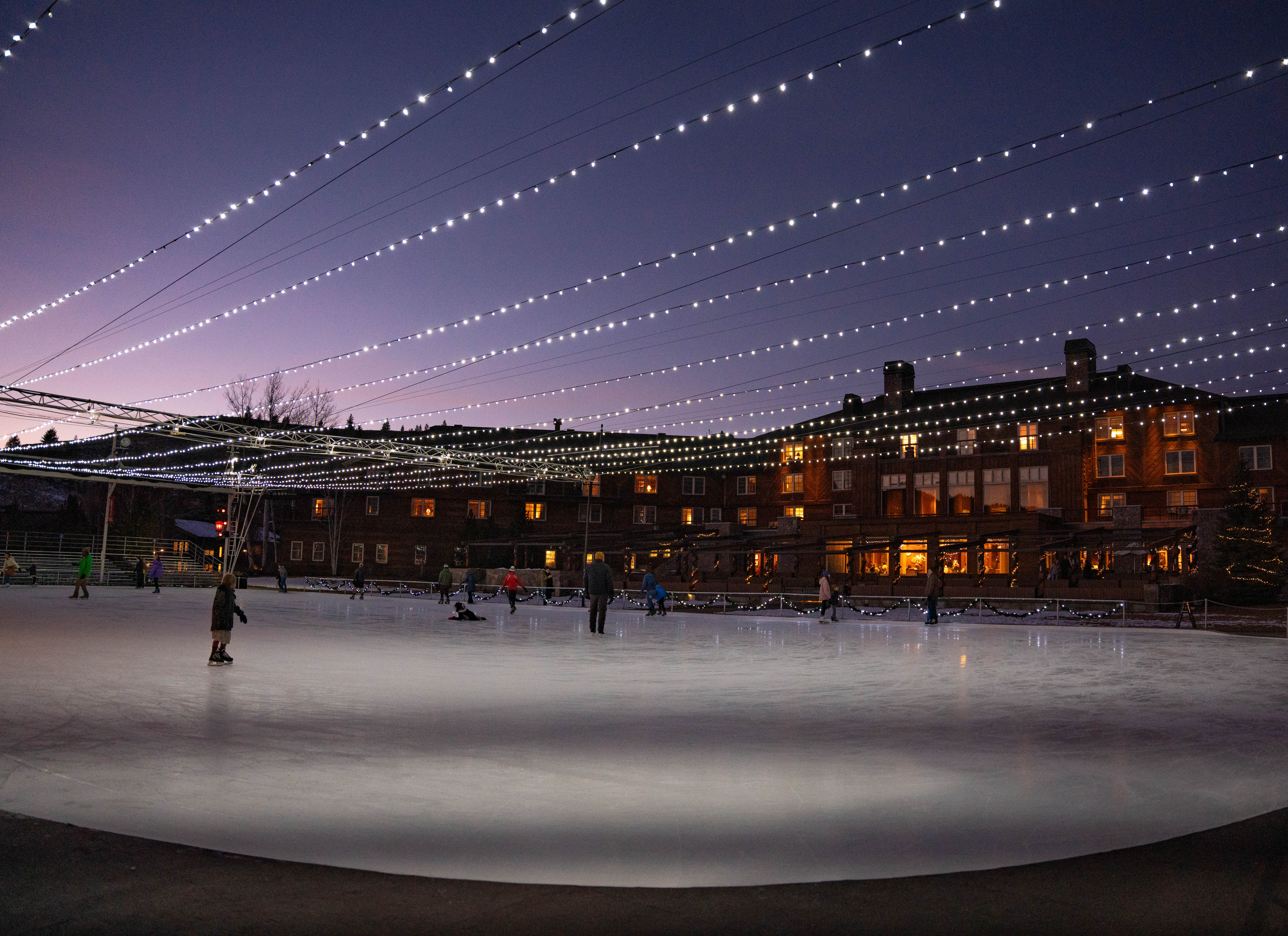 svr_village_winterwonderland_holidaymarket_treelighting_winter_2023_gilmour_hayden_14