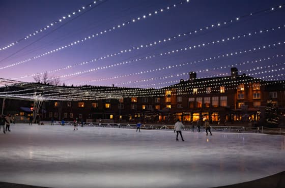 svr_village_winterwonderland_holidaymarket_treelighting_winter_2023_gilmour_hayden_8-_