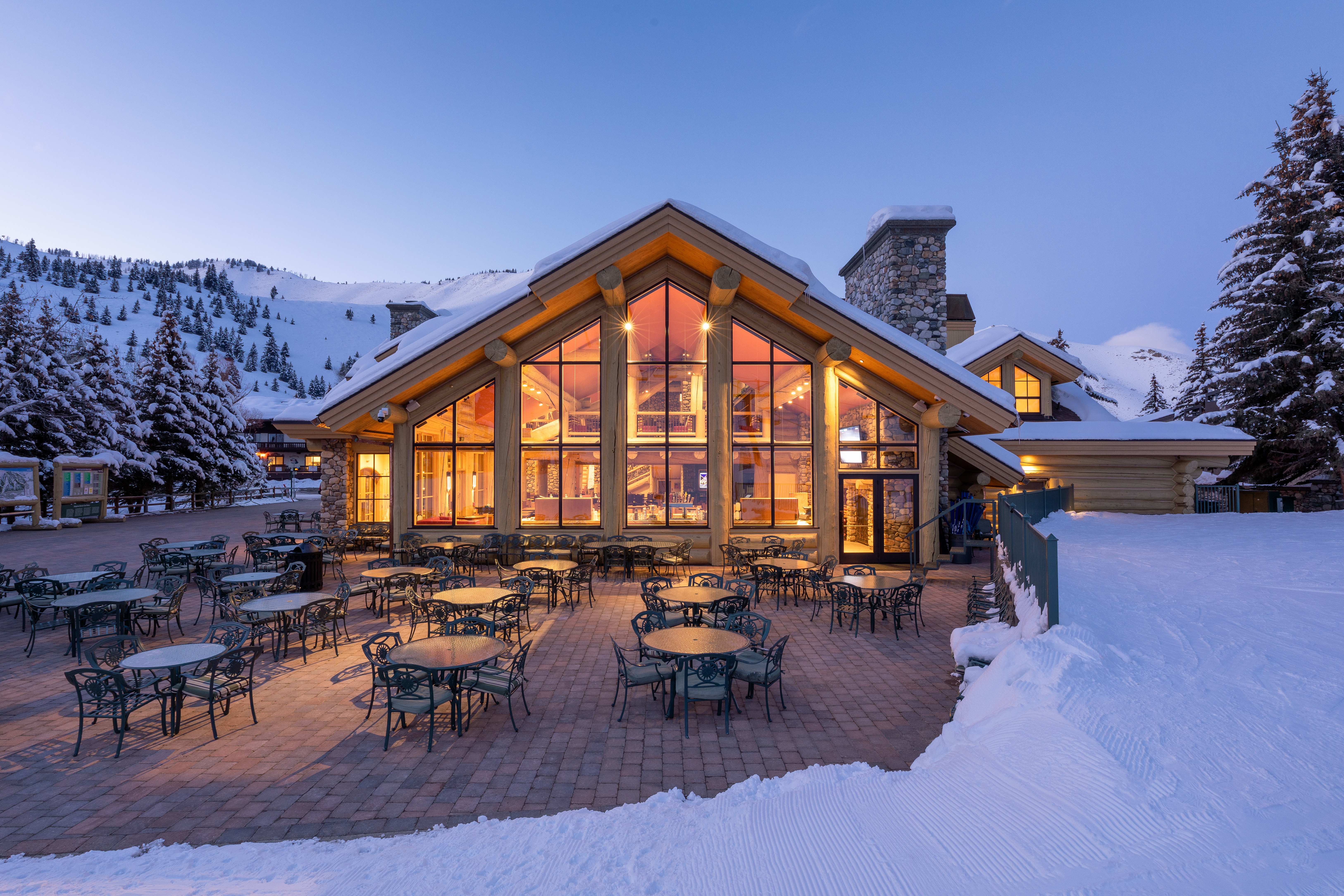 svr_warmspringslodge_dining_skiingriding_winter_2019_dondero_steve_5