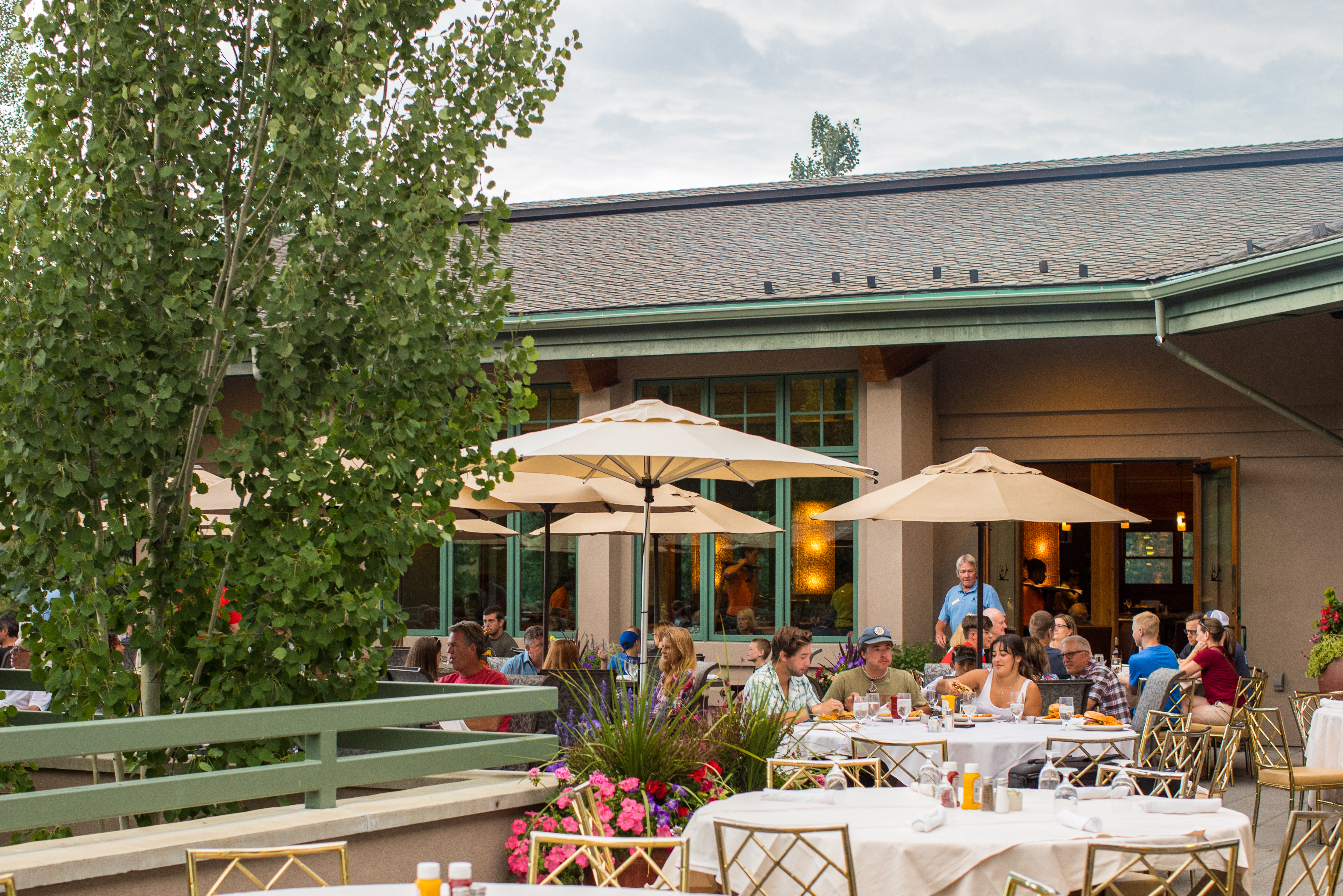 svr_elkhornclubhouse_dining_exterior_summer_2019_idarado.jpg