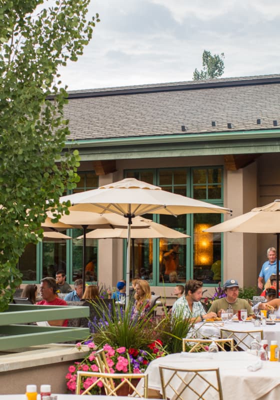 svr_elkhornclubhouse_dining_exterior_summer_2019_idarado