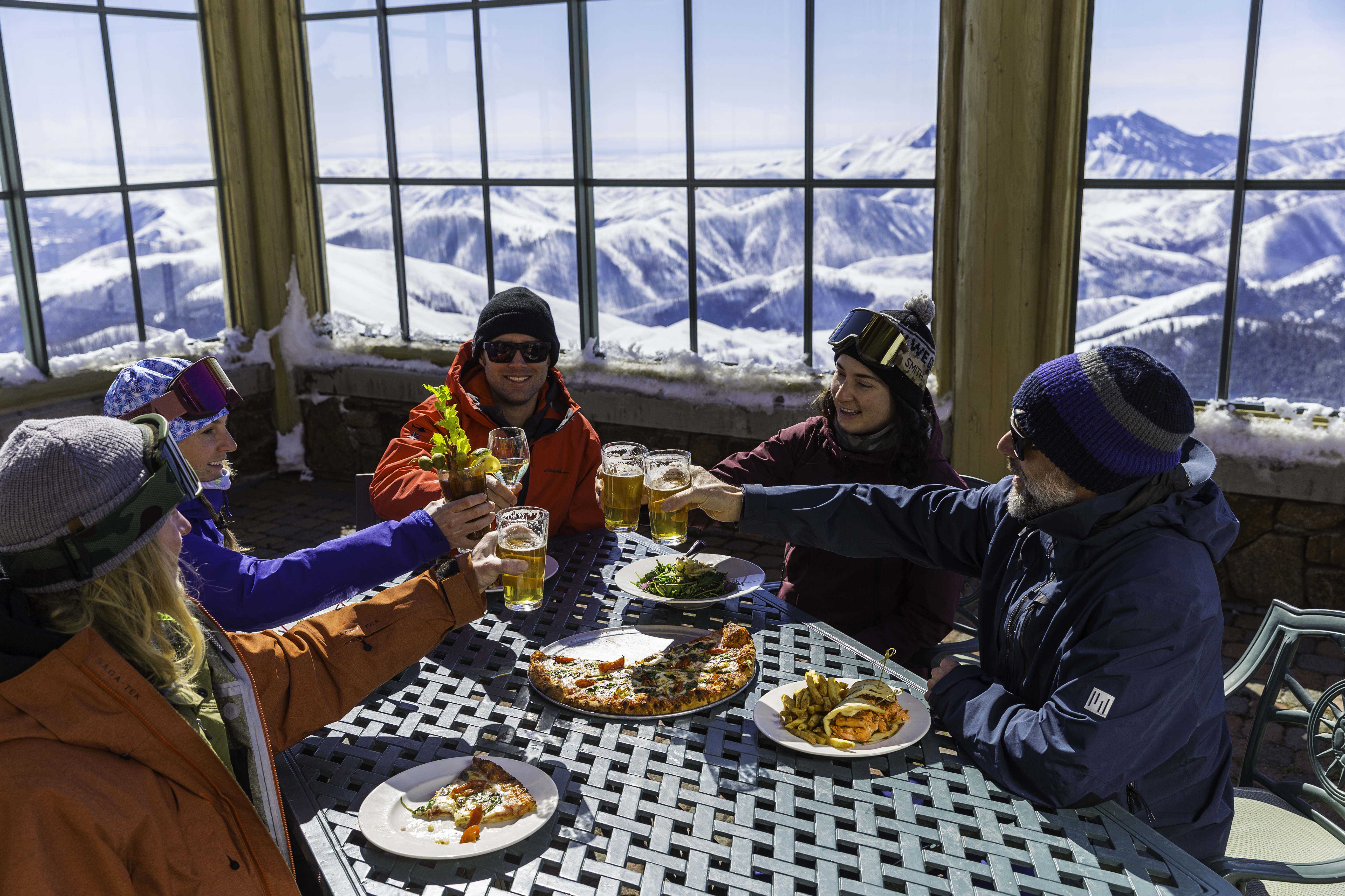 svr_seattleridgelodge_apres_dining_winter_2019_gunderson_grant.jpg