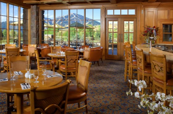 svr_svclub_dining_interior_summer_2012_3