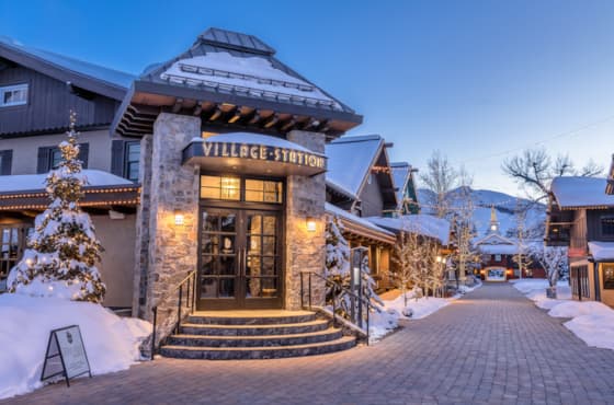 svr_villagestation_dining_exterior_winter_2019_stevedondero