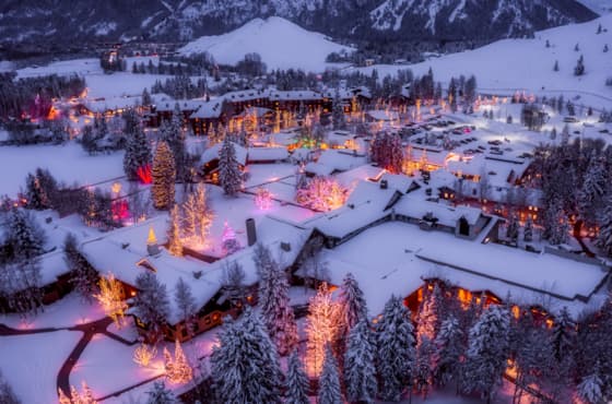 sv26_svvillagexmaslightsdusk_travisdamick_2year-1-_