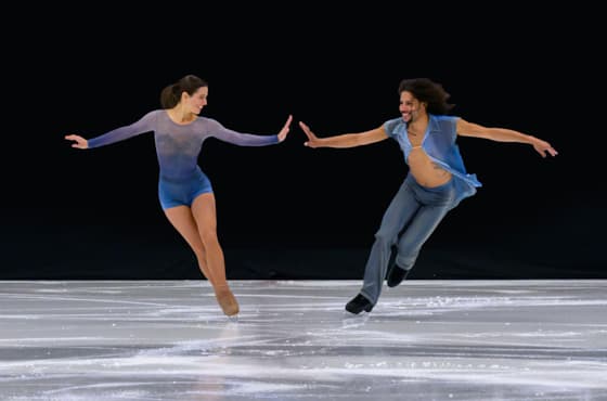 2-idi-company-members-alissa-czisny-and-rohene-ward-in-garrett-smith-s-_swarm-_-photo-by-david-j-murray,-cleareyephoto-com