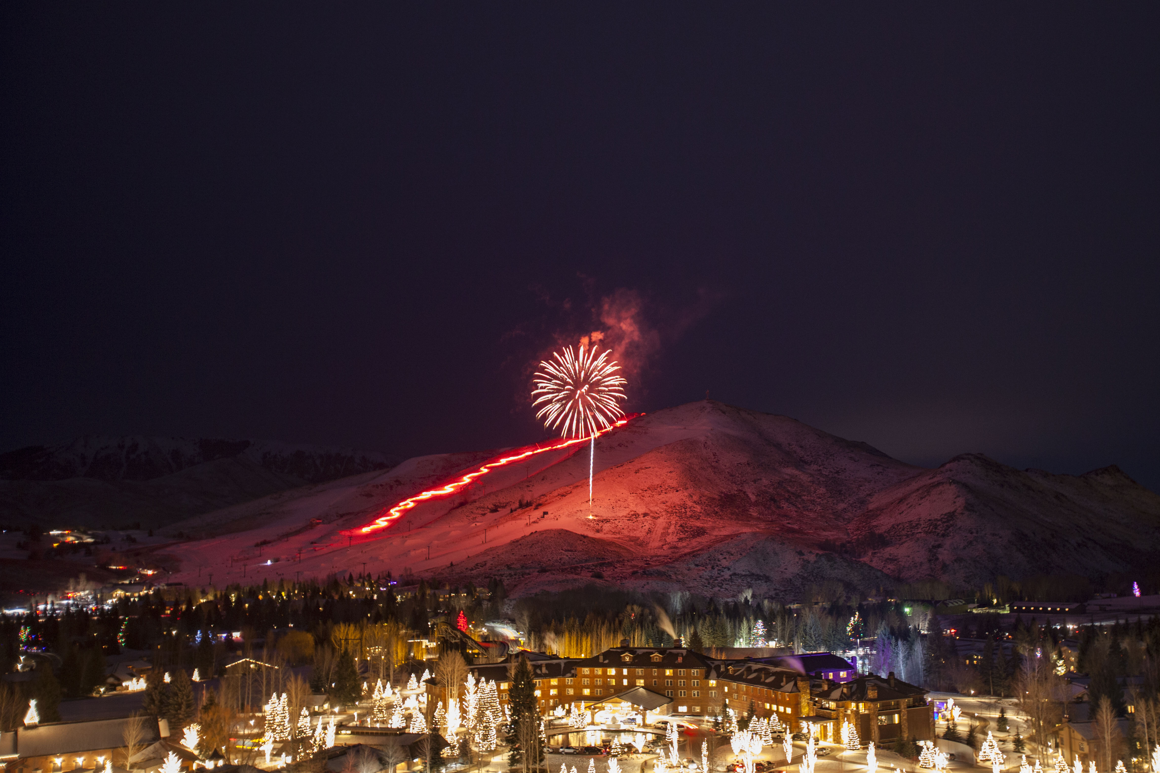 SVR_Dollar_TorchlightParade_WinterWonderland_2017_Idarado_4