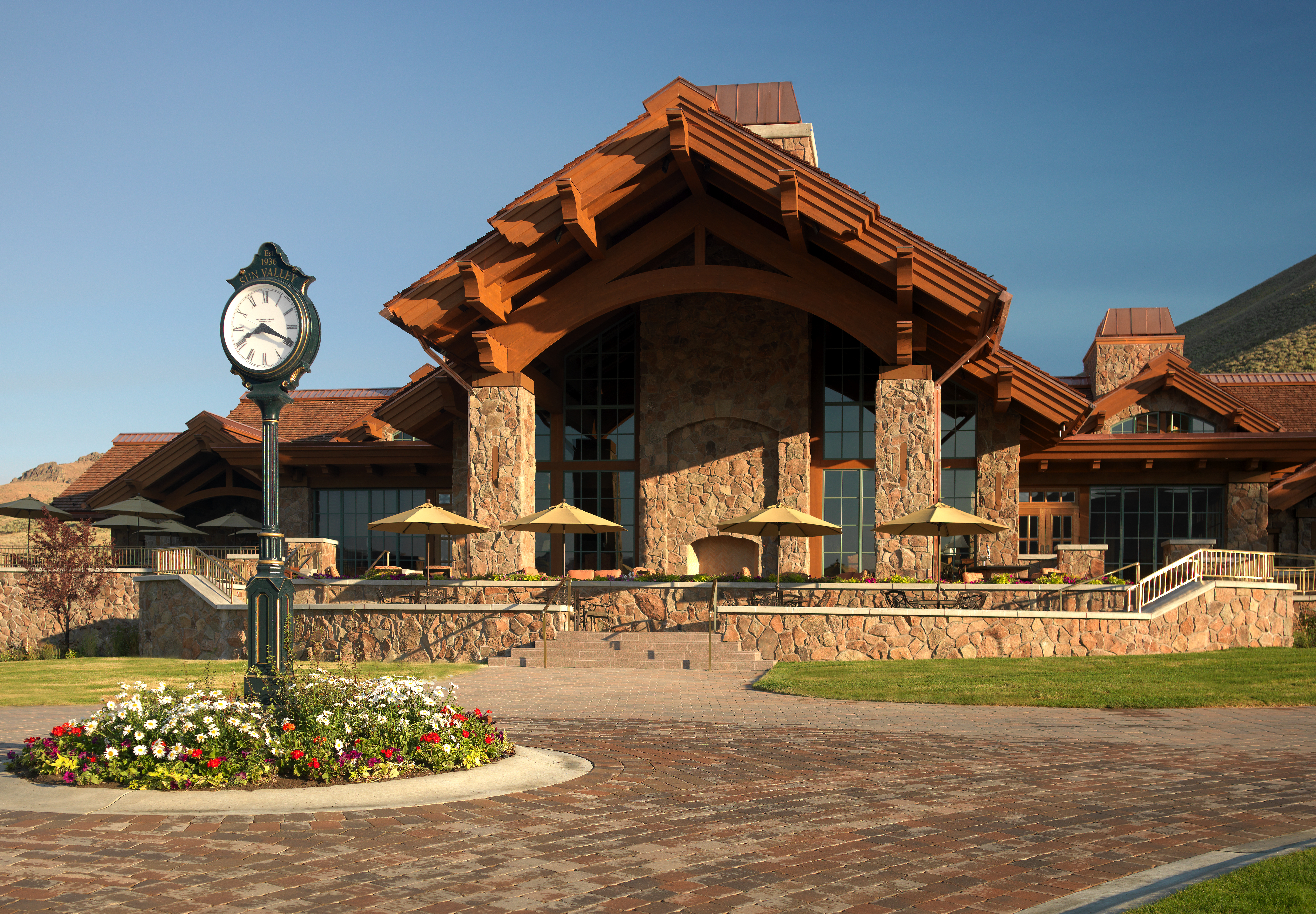 svr_svclub_dining_exterior_summer_2012_4