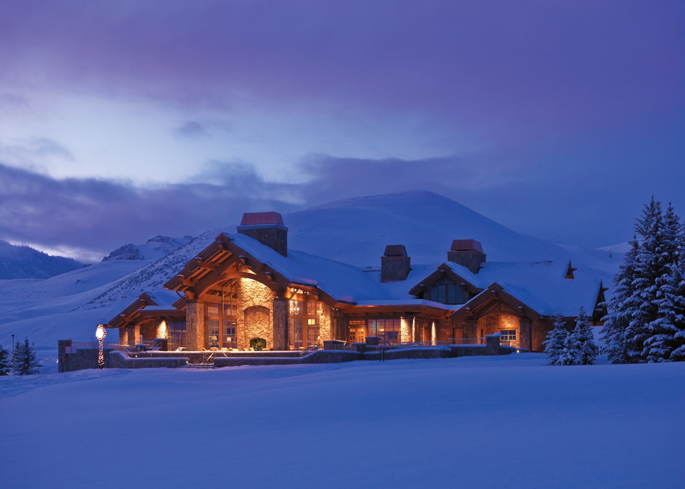 svr_svclub_dining_exterior_winter_2012_1.jpg
