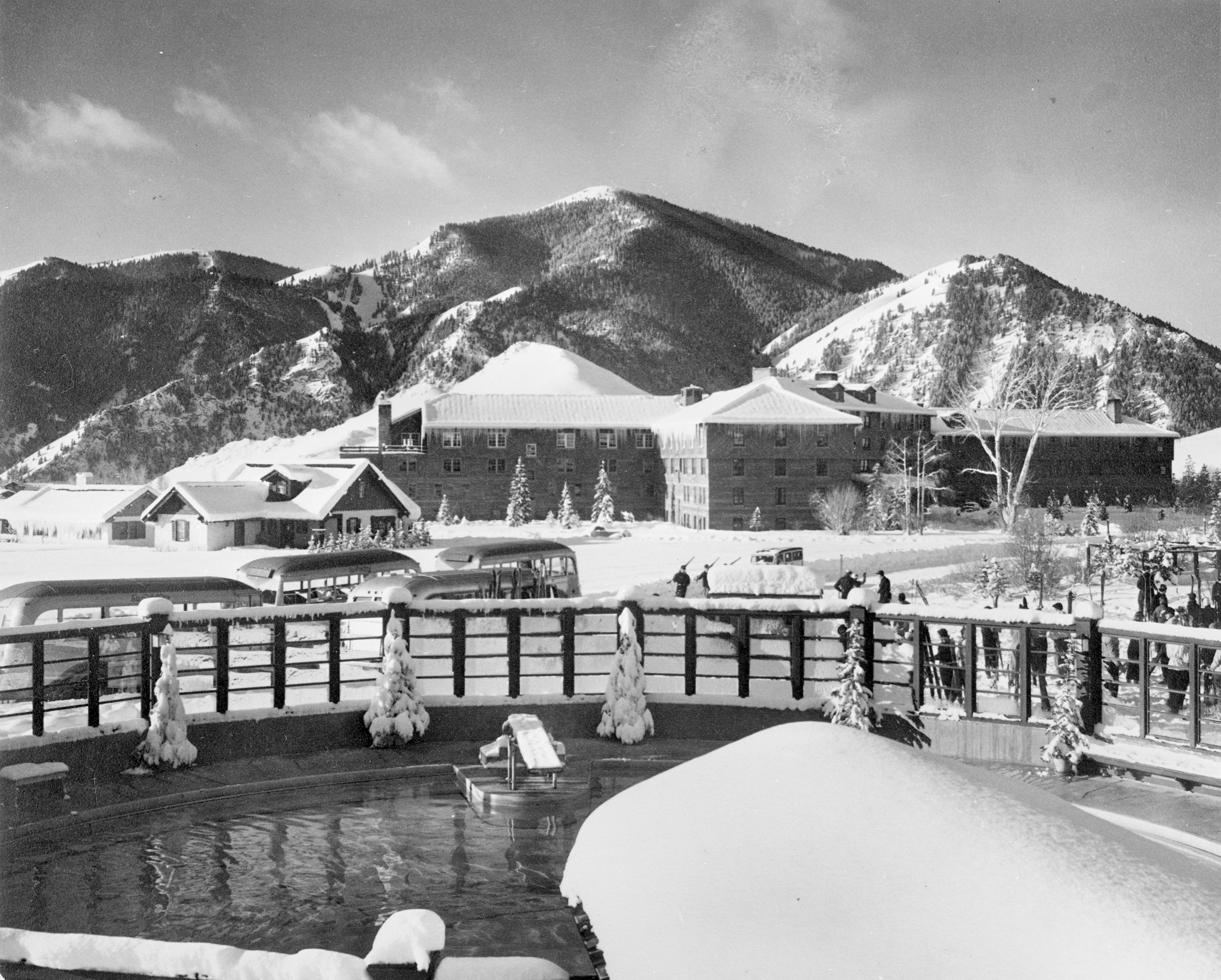 Challenger-Inn-Pool-Lodge-Buses-Baldy-winter-3300x2648-4f56f35