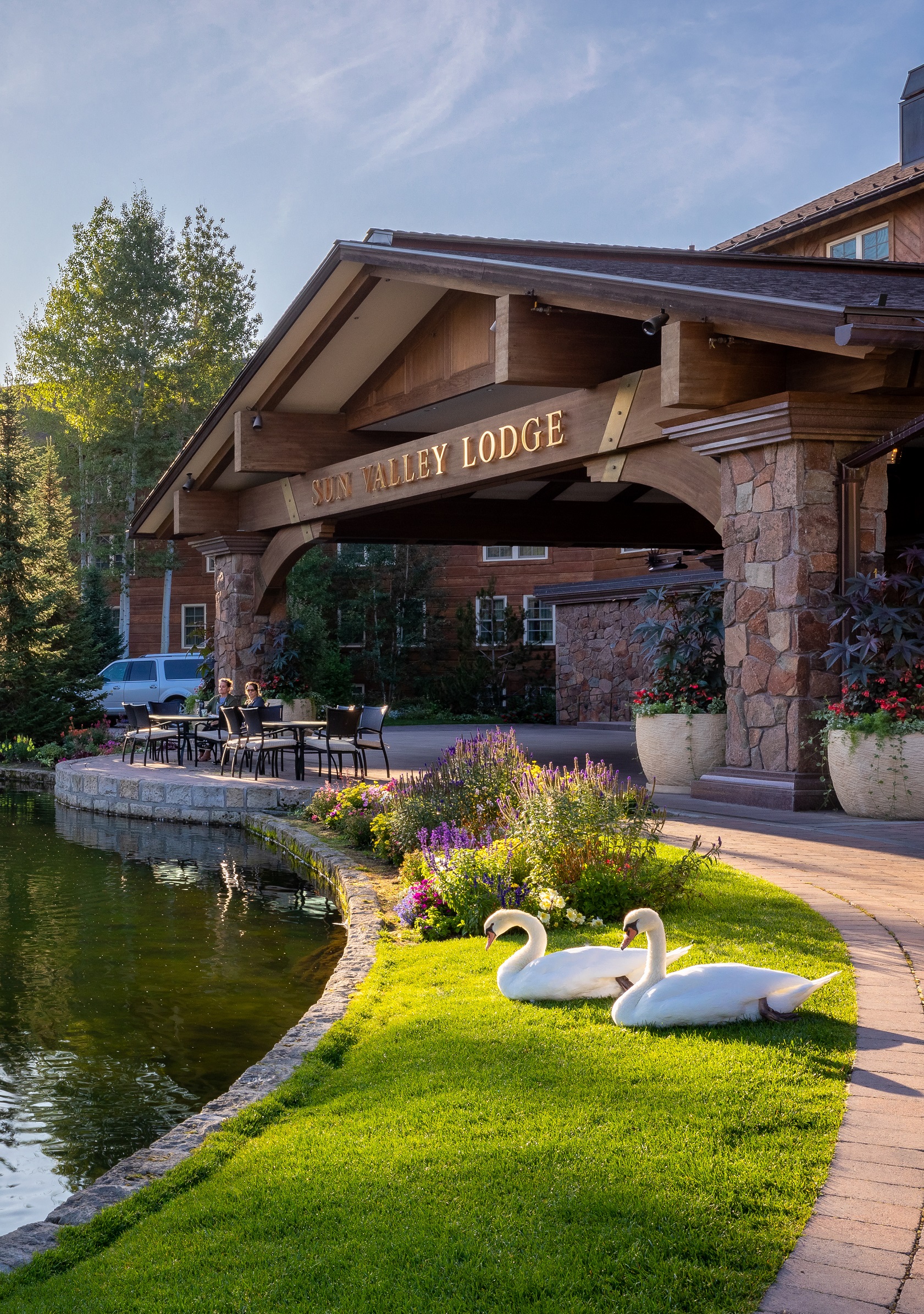 svr_svlodge_lodging_exterior_summer_2019_dondero_steve_1