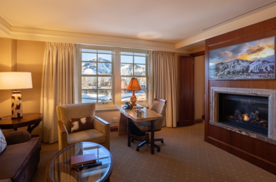 svr_lodge_interiors-rink-view-two-queens_01-14-25_3