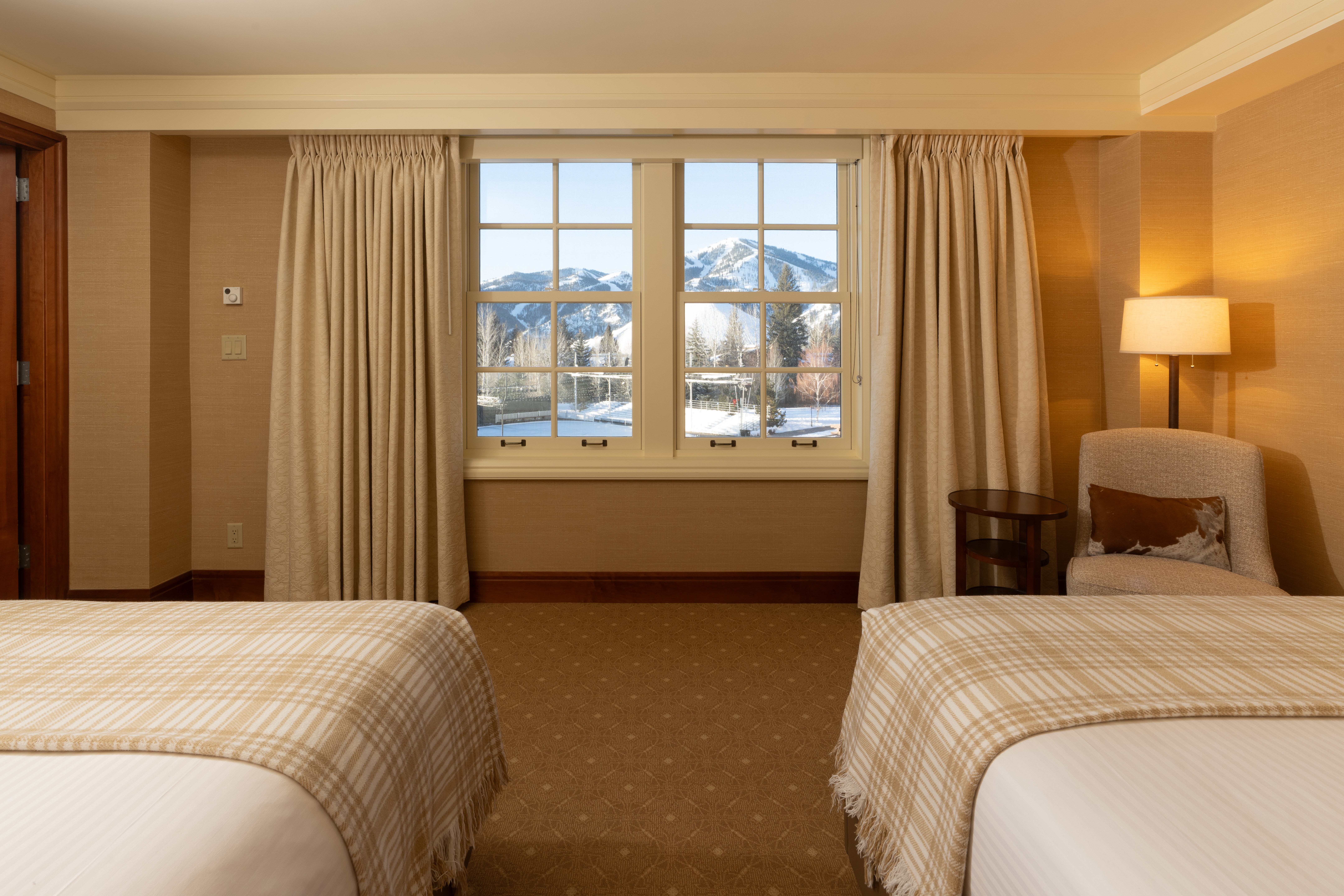 svr_lodge_interiors-rink-view-two-queens_01-14-25_5.jpg