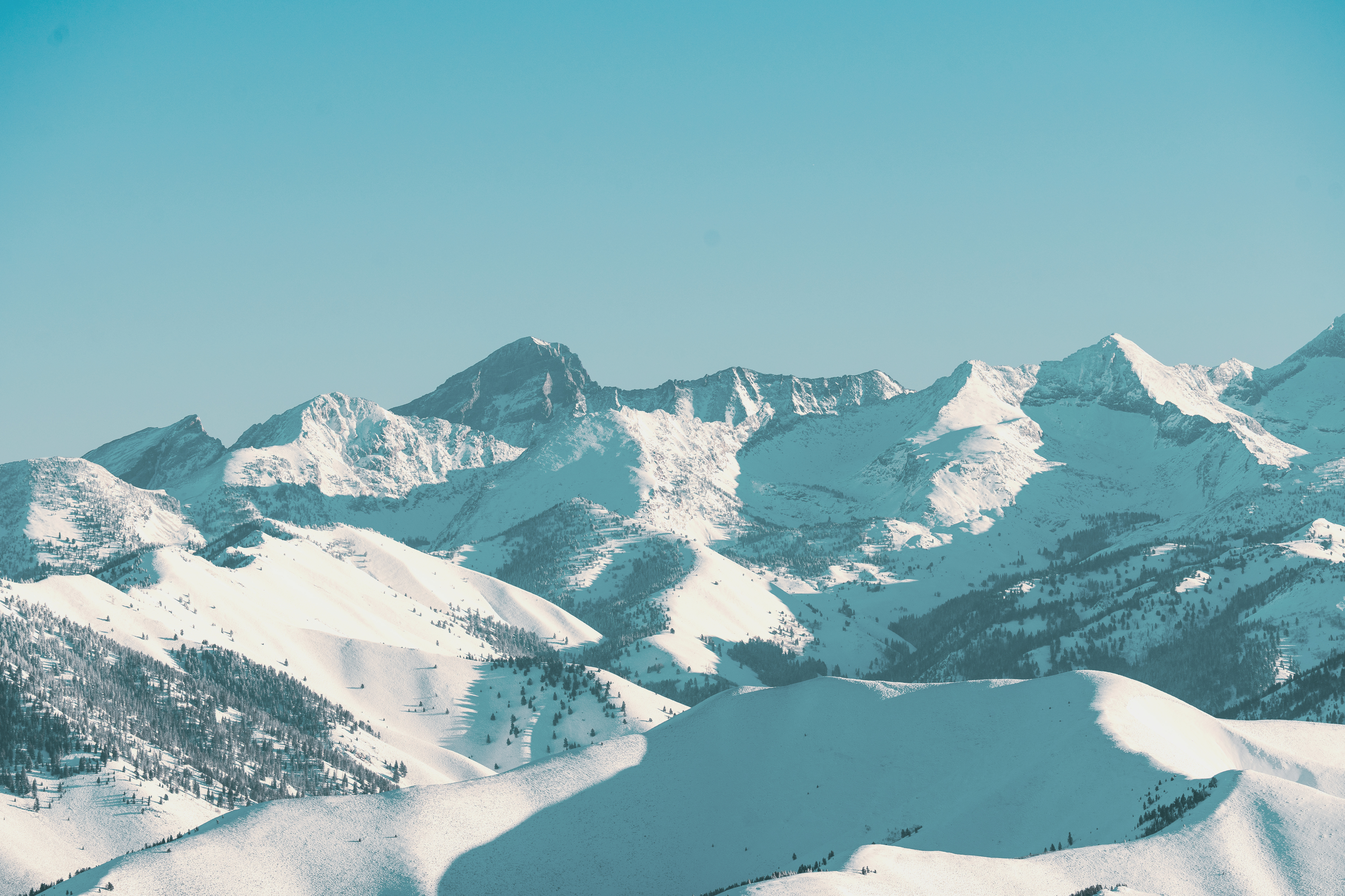 svr_winter_skiing_powday_scenic_12-20_v2_soss_treatment_-3