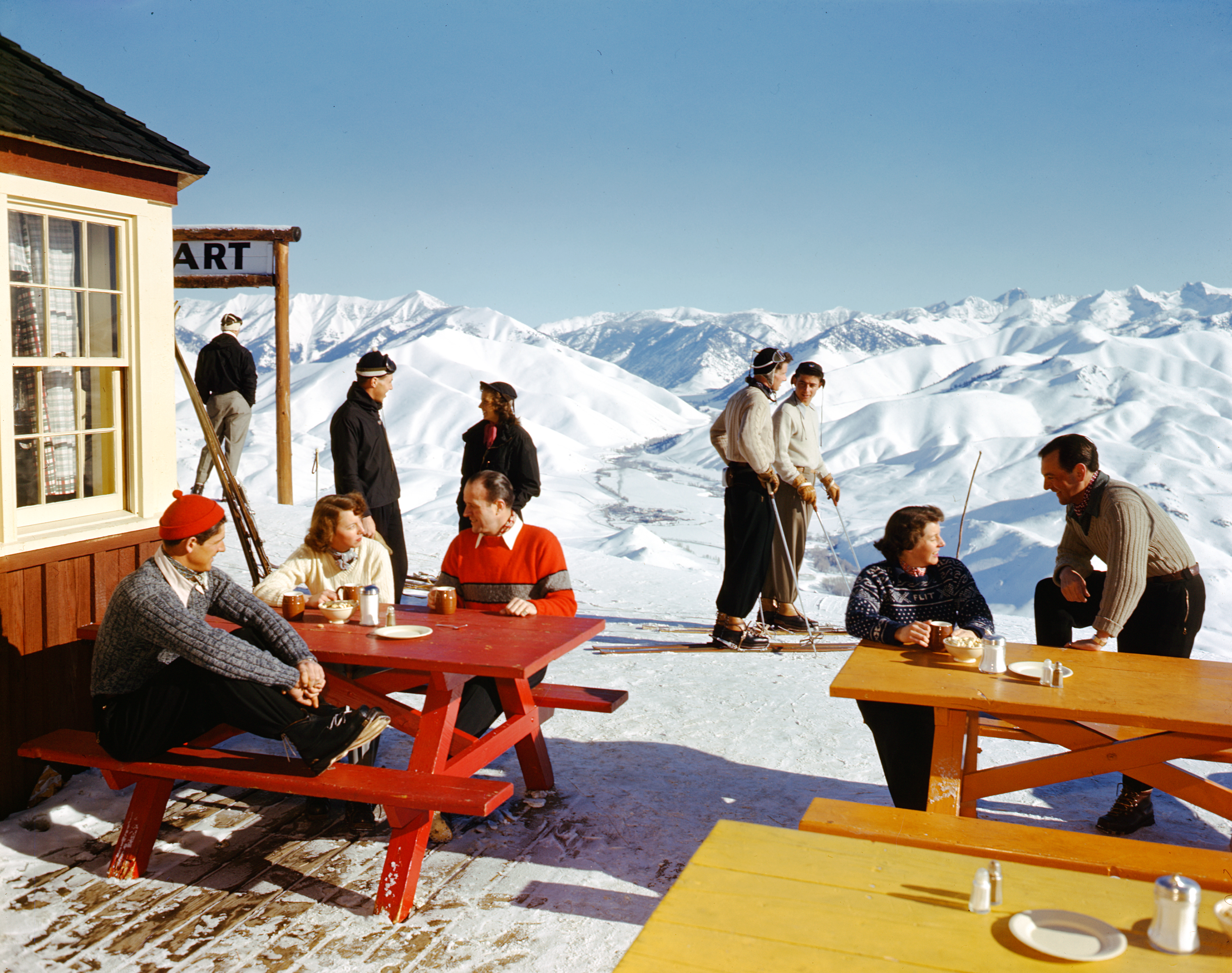 RoundHouseDeckColorSnoddyBurrell_15001561-(1)