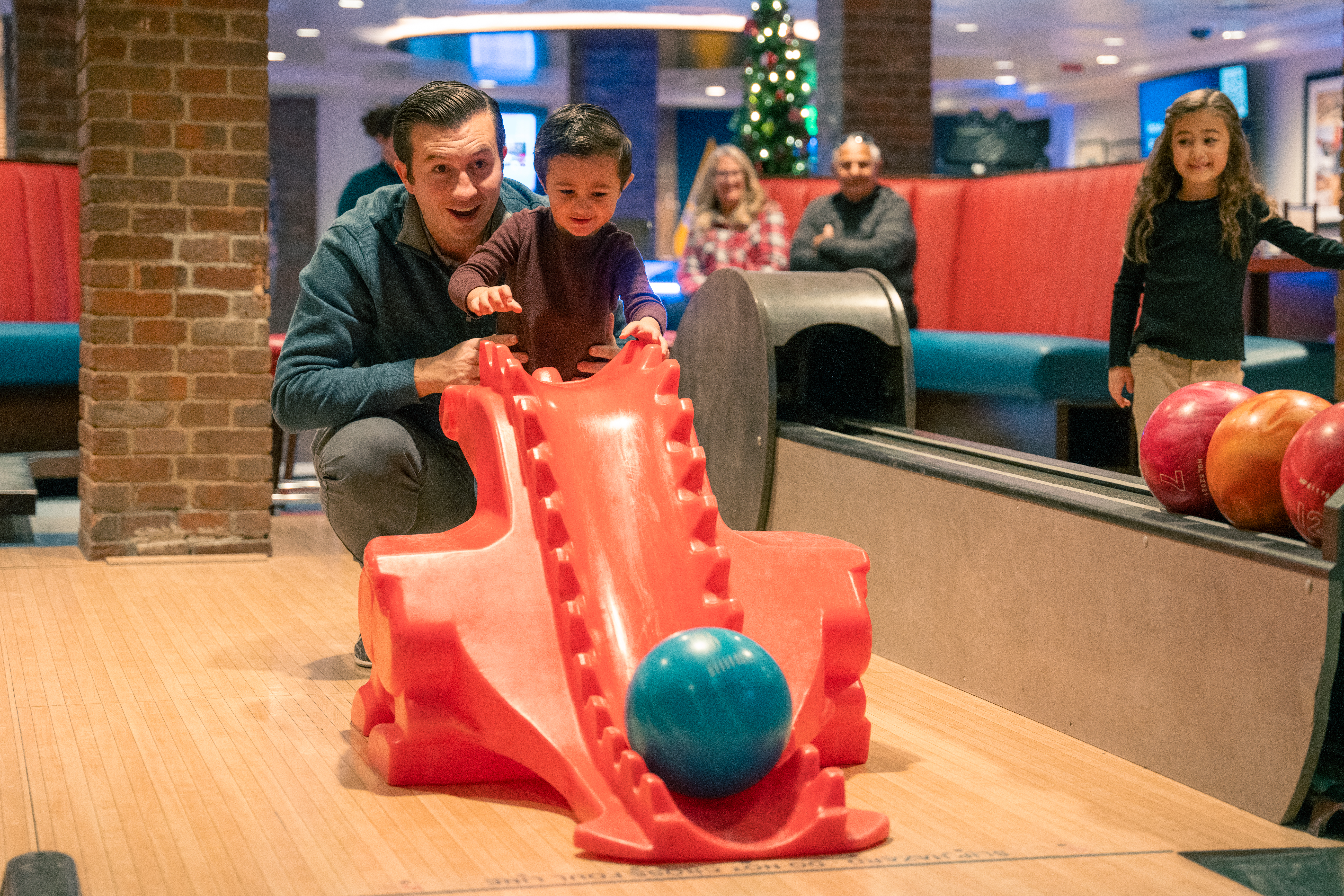 svr_bowlingalley_bowling_family_winter_2023_highres_idarado_23